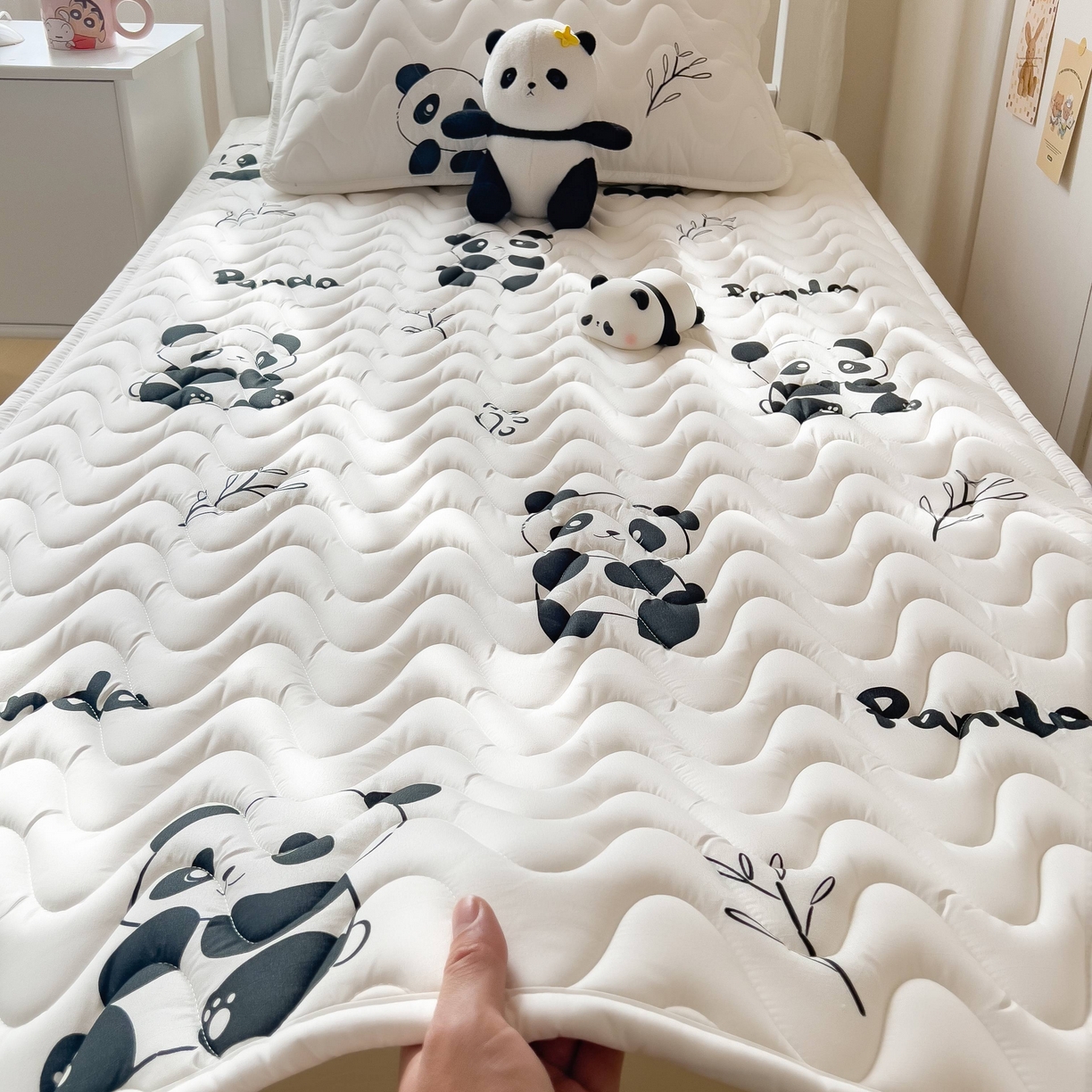 91家纺网 家纺一手货源 找家纺 希廷顿 2026新款印花夹棉防水床垫学生款 熊猫攀竹