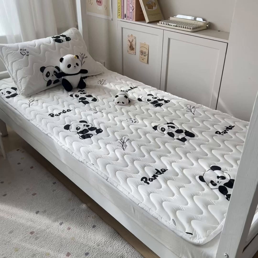 91家纺网 家纺一手货源 找家纺 希廷顿 2026新款印花夹棉防水床垫学生款 熊猫攀竹
