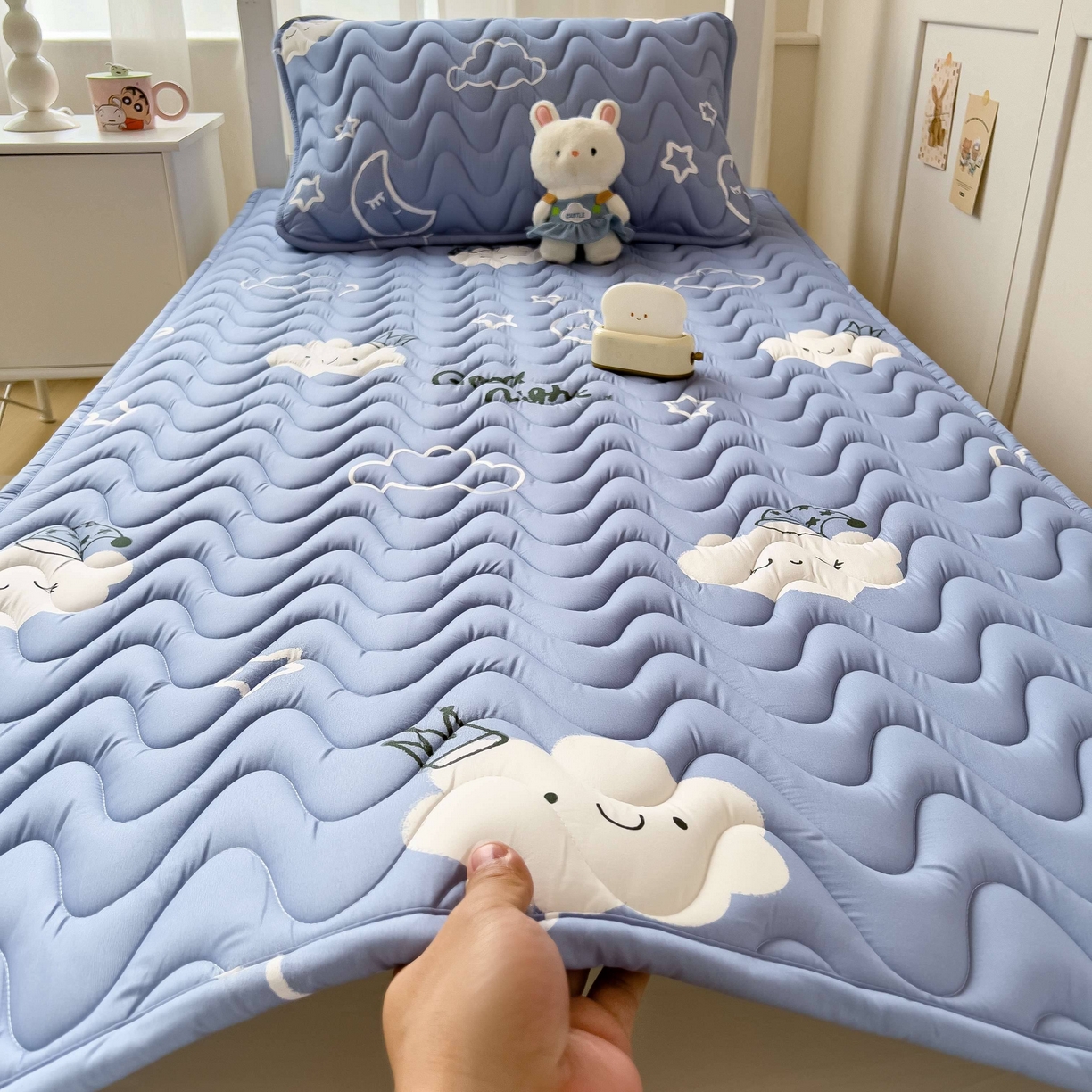 91家纺网 家纺一手货源 找家纺 希廷顿 2026新款印花夹棉防水床垫学生款 云之恋