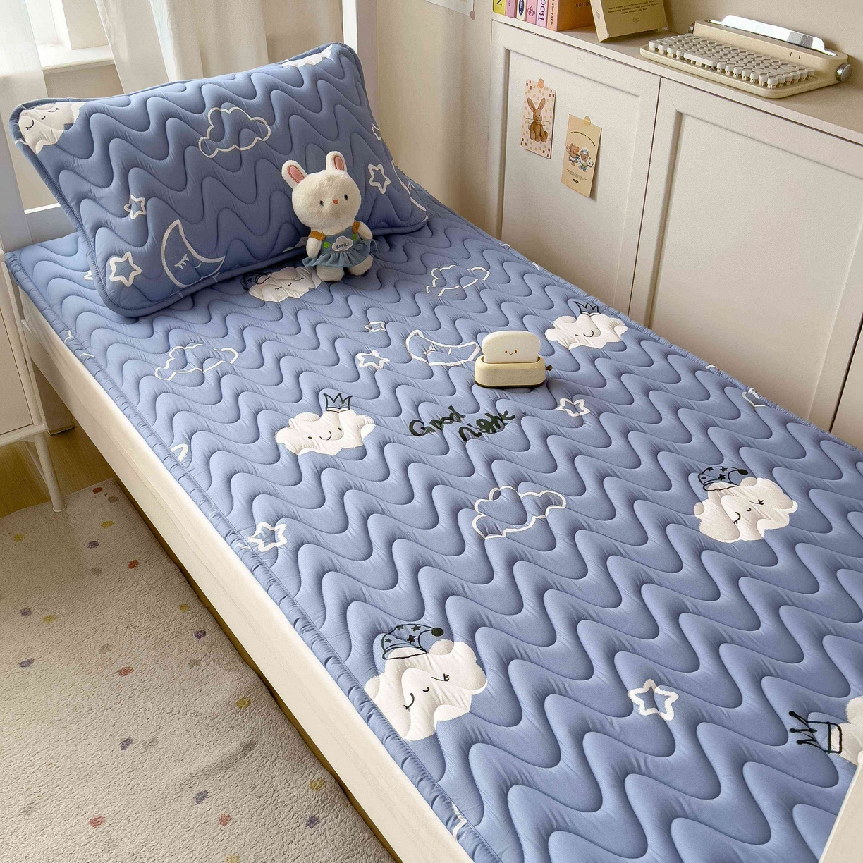 91家纺网 家纺一手货源 找家纺 希廷顿 2026新款印花夹棉防水床垫学生款 云之恋