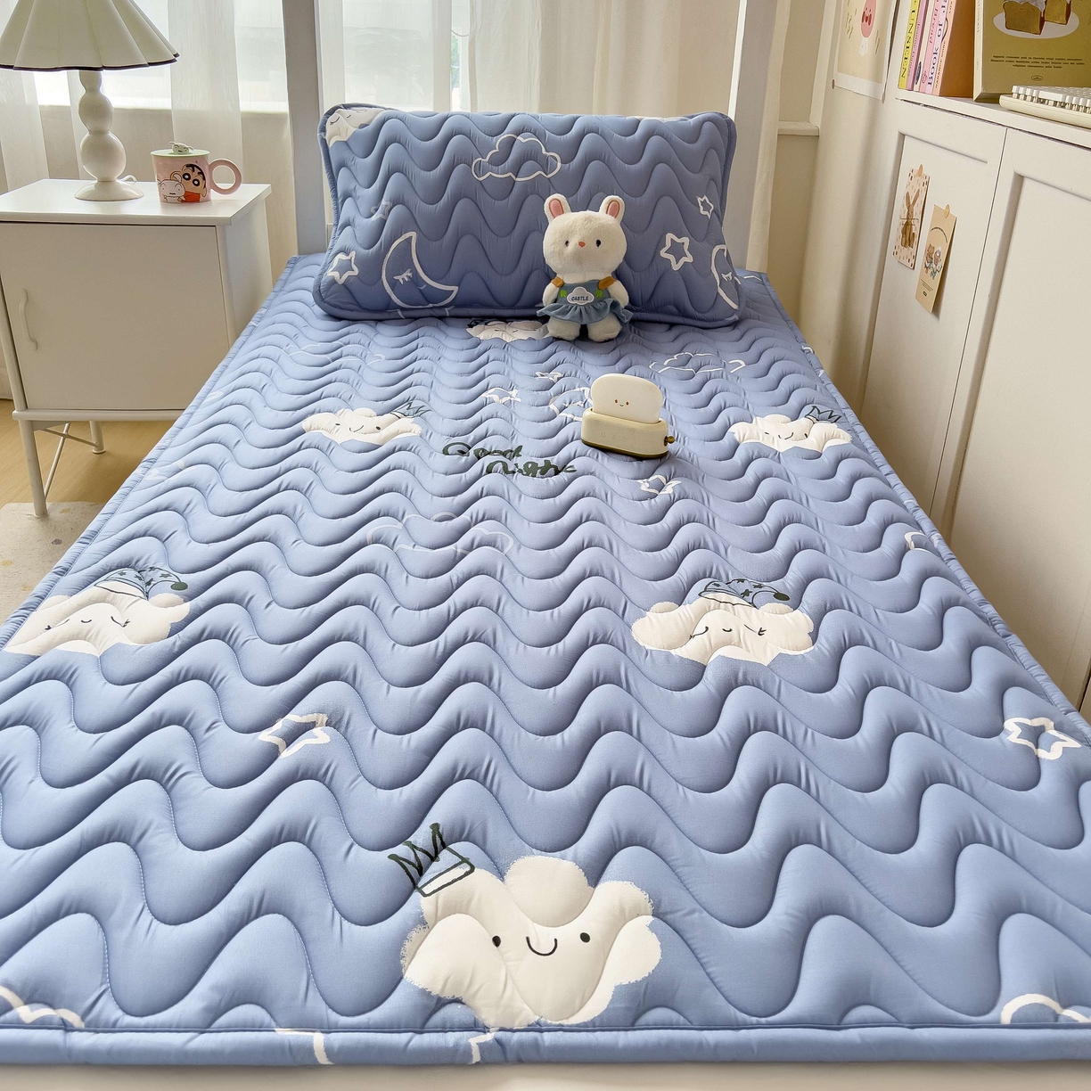 91家纺网 家纺一手货源 找家纺 希廷顿 2026新款印花夹棉防水床垫学生款 云之恋