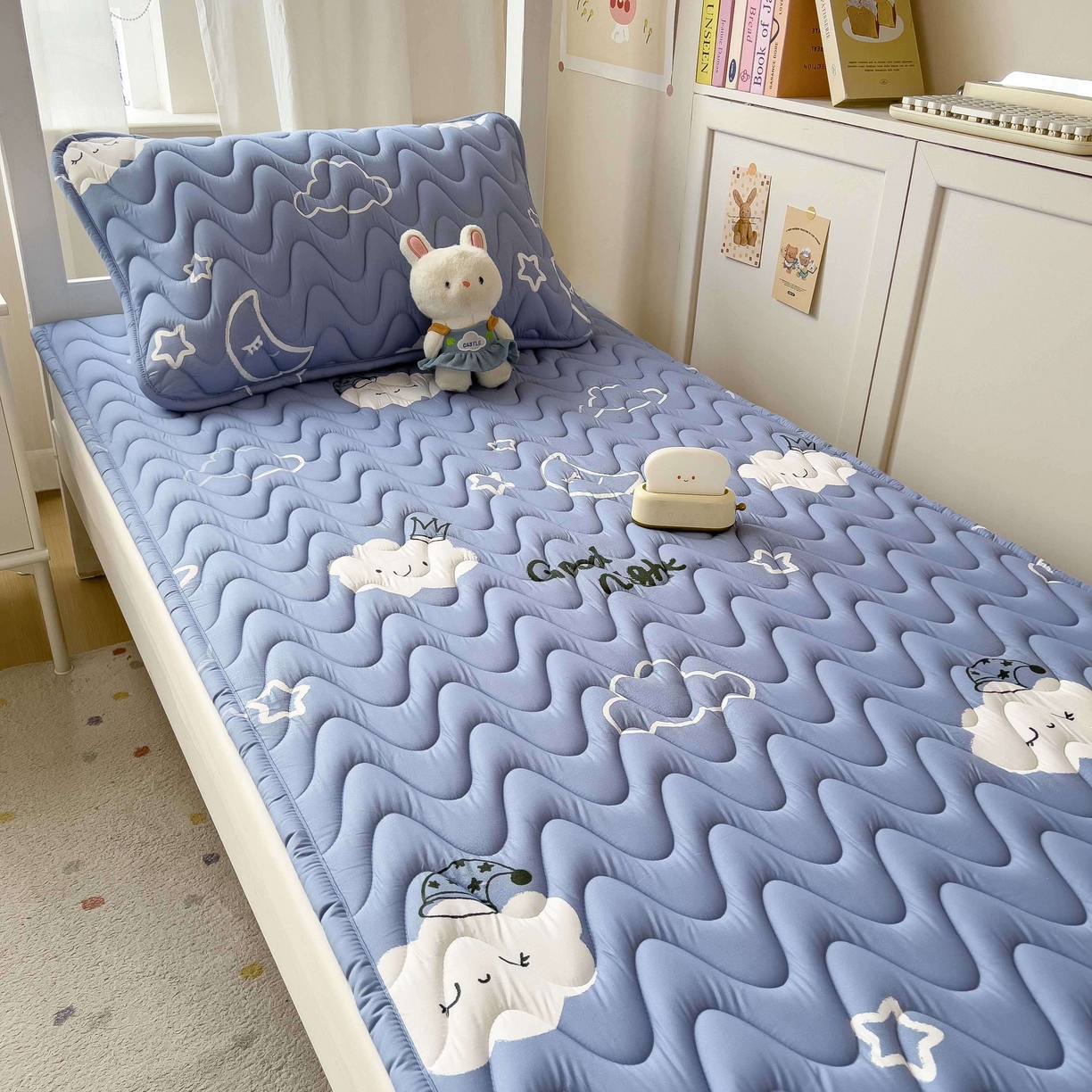 91家纺网 家纺一手货源 找家纺 希廷顿 2026新款印花夹棉防水床垫学生款 云之恋