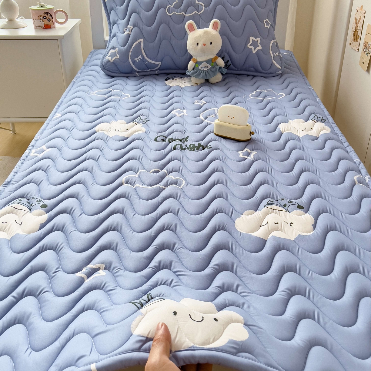 91家纺网 家纺一手货源 找家纺 希廷顿 2026新款印花夹棉防水床垫学生款 云之恋