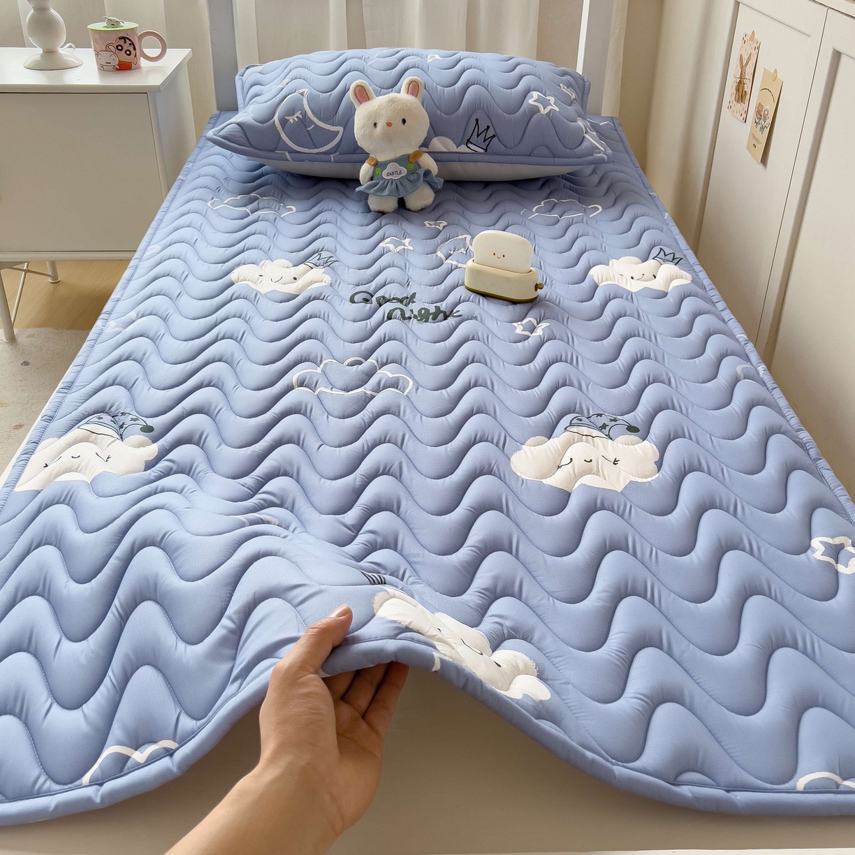 91家纺网 家纺一手货源 找家纺 希廷顿 2026新款印花夹棉防水床垫学生款 云之恋