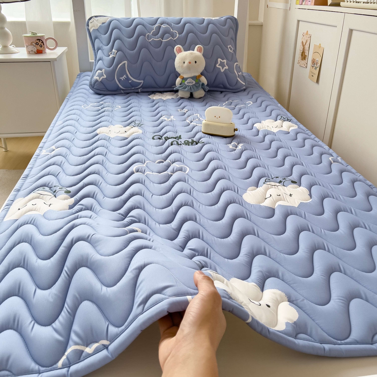 91家纺网 家纺一手货源 找家纺 希廷顿 2026新款印花夹棉防水床垫学生款 云之恋