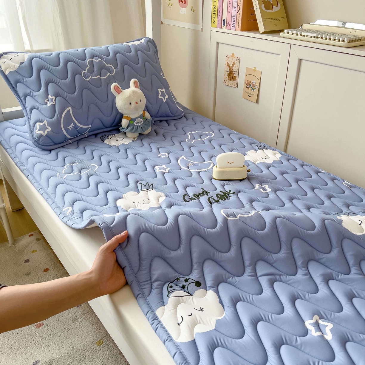 91家纺网 家纺一手货源 找家纺 希廷顿 2026新款印花夹棉防水床垫学生款 云之恋