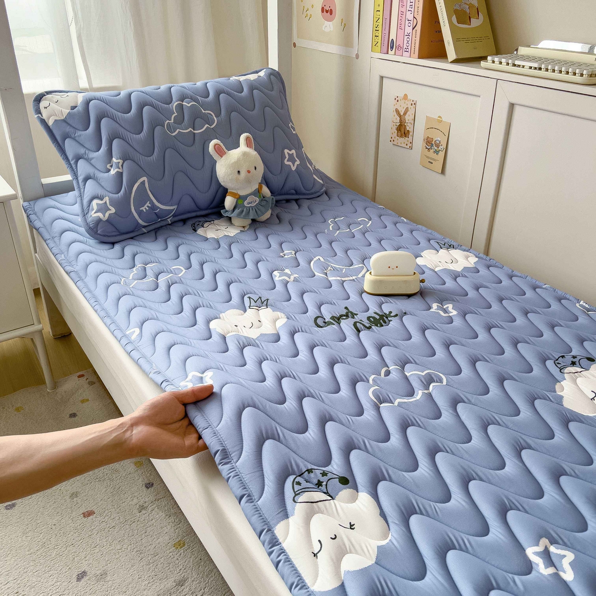 91家纺网 家纺一手货源 找家纺 希廷顿 2026新款印花夹棉防水床垫学生款 云之恋