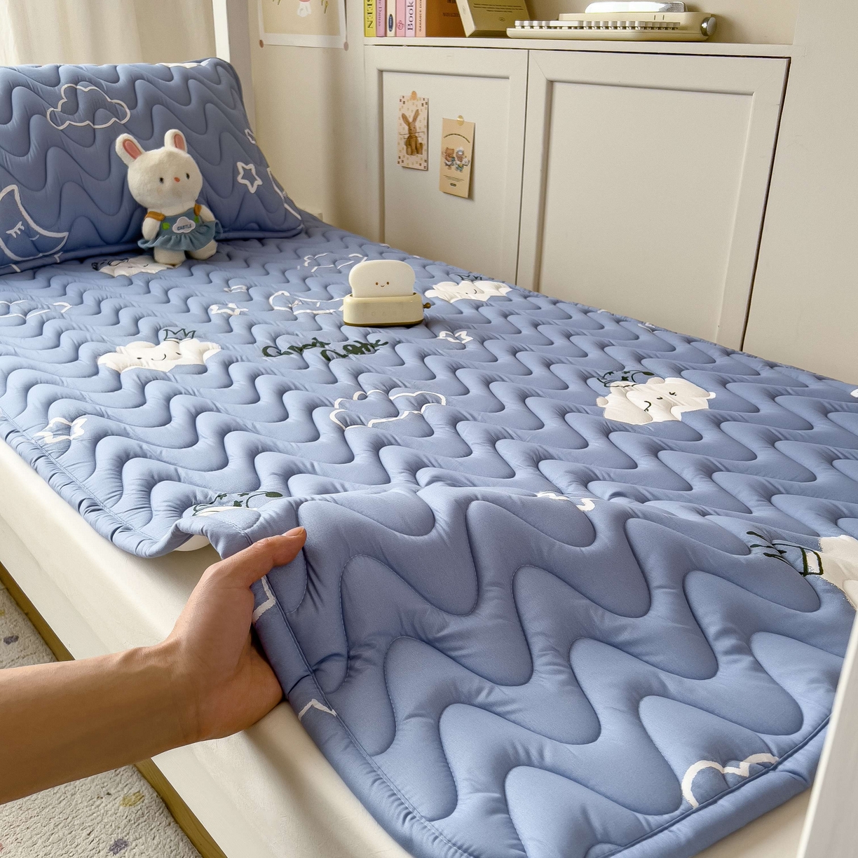 91家纺网 家纺一手货源 找家纺 希廷顿 2026新款印花夹棉防水床垫学生款 云之恋