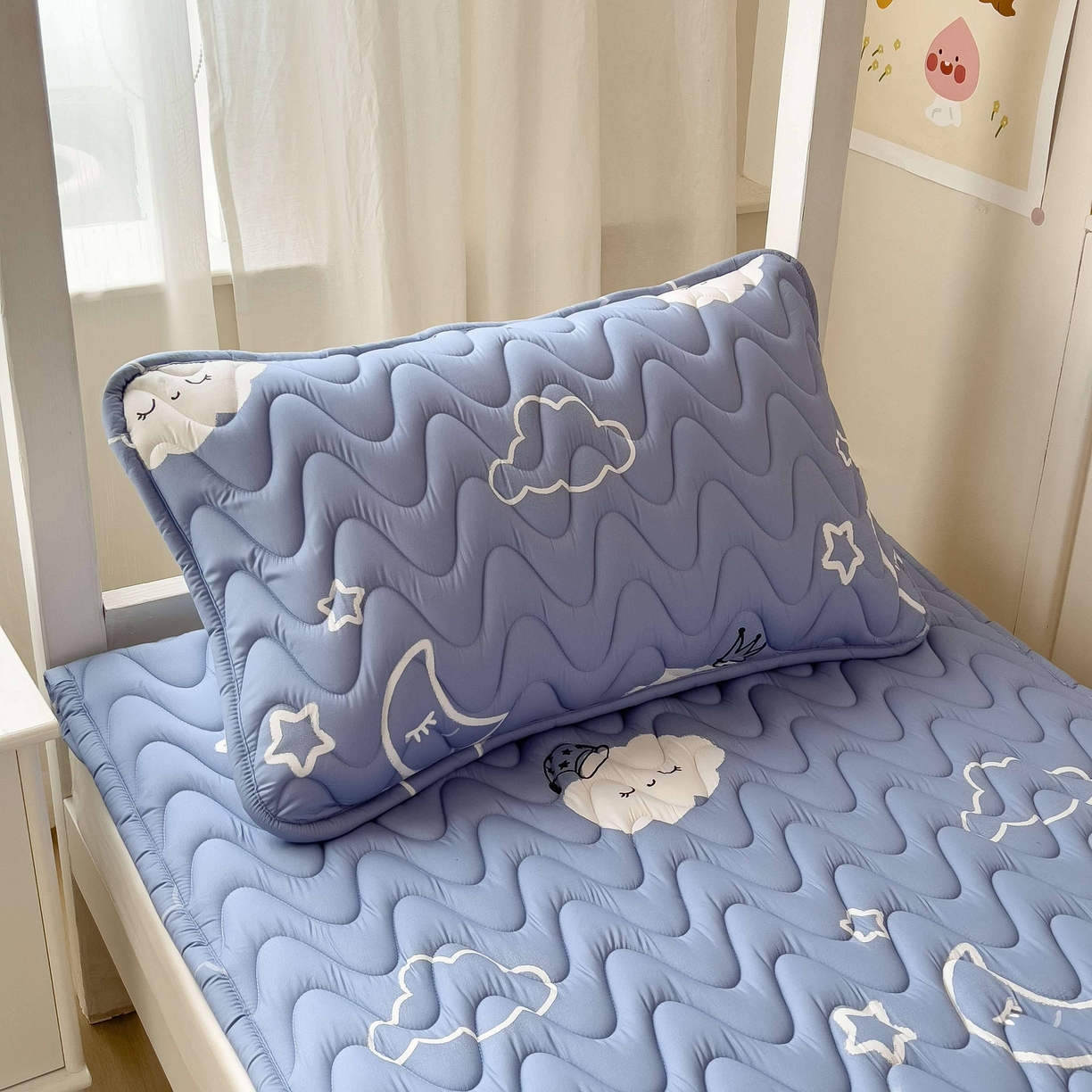 91家纺网 家纺一手货源 找家纺 希廷顿 2026新款印花夹棉防水床垫学生款 云之恋