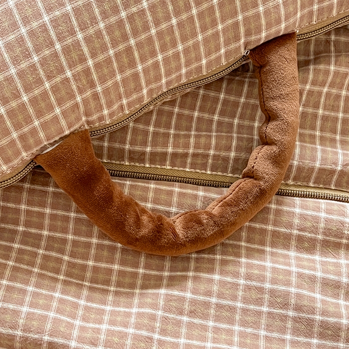 91家纺网 家纺一手货源 找家纺 古本家居 2026新款全棉毛巾绣帽子狗抱枕被系列 全棉毛巾绣帽子狗咖格