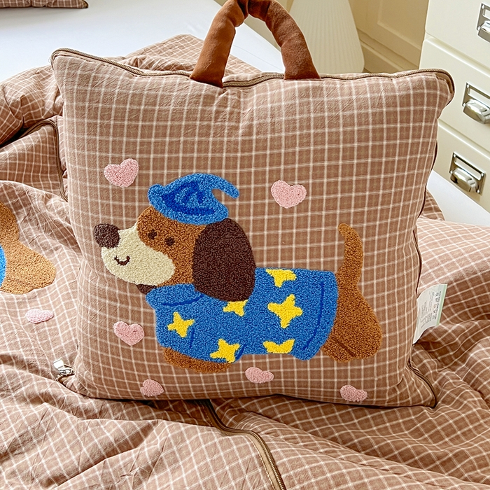 91家纺网 家纺一手货源 找家纺 古本家居 2026新款全棉毛巾绣帽子狗抱枕被系列 全棉毛巾绣帽子狗咖格