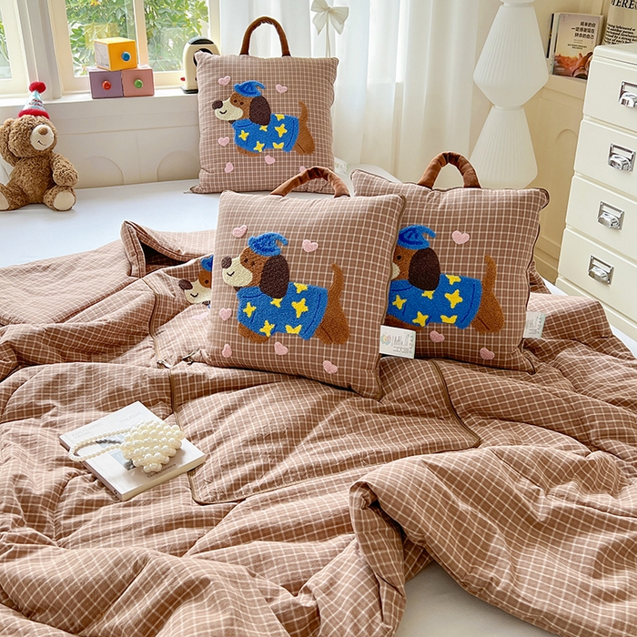 91家纺网 家纺一手货源 找家纺 古本家居 2026新款全棉毛巾绣帽子狗抱枕被系列 全棉毛巾绣帽子狗咖格