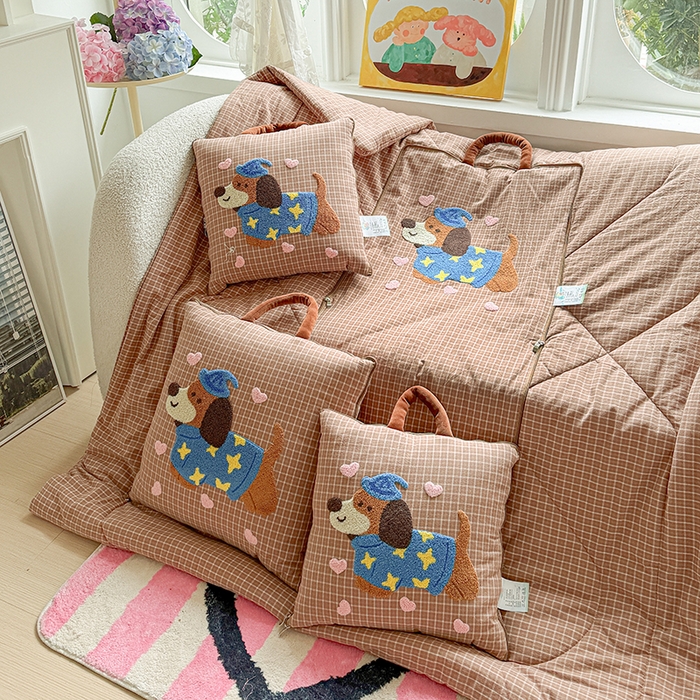 91家纺网 家纺一手货源 找家纺 古本家居 2026新款全棉毛巾绣帽子狗抱枕被系列 全棉毛巾绣帽子狗咖格