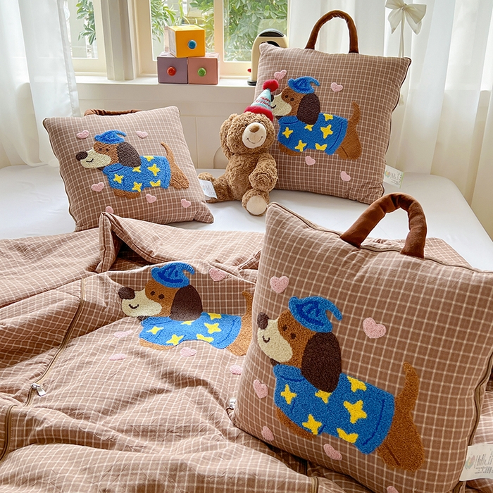 91家纺网 家纺一手货源 找家纺 古本家居 2026新款全棉毛巾绣帽子狗抱枕被系列 全棉毛巾绣帽子狗咖格