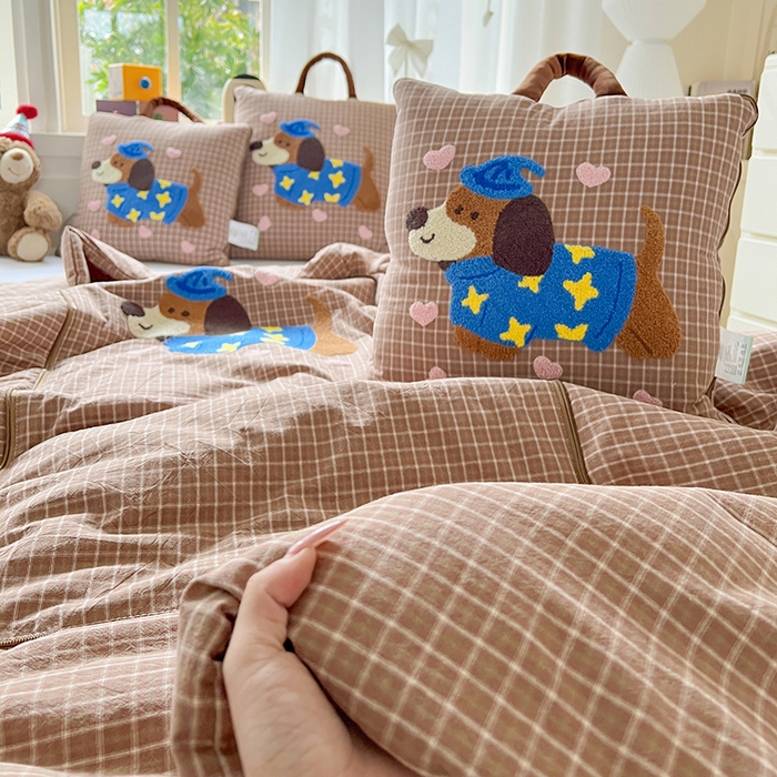 91家纺网 家纺一手货源 找家纺 古本家居 2026新款全棉毛巾绣帽子狗抱枕被系列 全棉毛巾绣帽子狗咖格