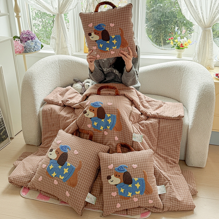 91家纺网 家纺一手货源 找家纺 古本家居 2026新款全棉毛巾绣帽子狗抱枕被系列 全棉毛巾绣帽子狗咖格