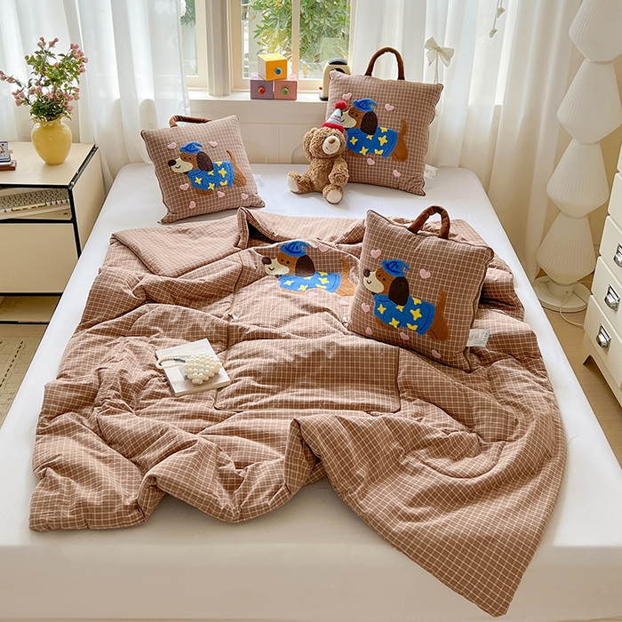 91家纺网 家纺一手货源 找家纺 古本家居 2026新款全棉毛巾绣帽子狗抱枕被系列 全棉毛巾绣帽子狗咖格