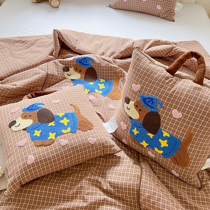 91家纺网 家纺一手货源 找家纺 古本家居 2026新款全棉毛巾绣帽子狗抱枕被系列 全棉毛巾绣帽子狗咖格