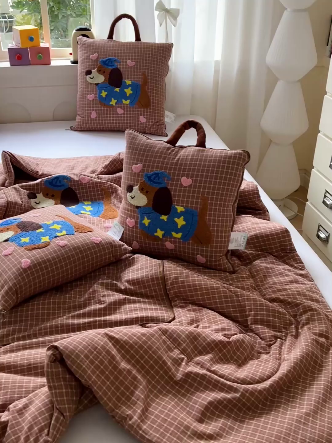 91家纺网 家纺一手货源 找家纺 古本家居 2026新款全棉毛巾绣帽子狗抱枕被系列 全棉毛巾绣帽子狗咖格