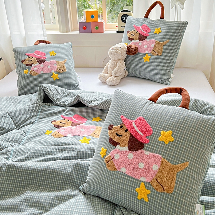 91家纺网 家纺一手货源 找家纺 古本家居 2026新款全棉毛巾绣帽子狗抱枕被系列 全棉毛巾绣帽子狗蓝格