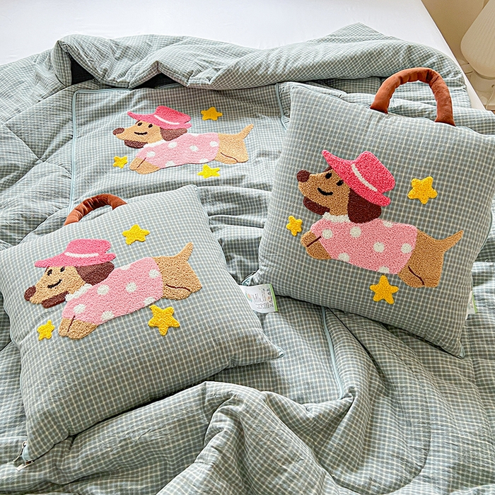 91家纺网 家纺一手货源 找家纺 古本家居 2026新款全棉毛巾绣帽子狗抱枕被系列 全棉毛巾绣帽子狗蓝格