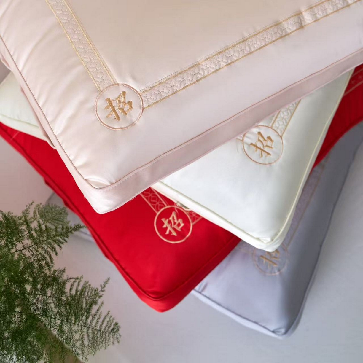 91家纺网 家纺一手货源 找家纺 云熙枕业 2026新款招财进宝护颈枕羽丝枕枕头枕芯 组合图（仅供展示不可下单）