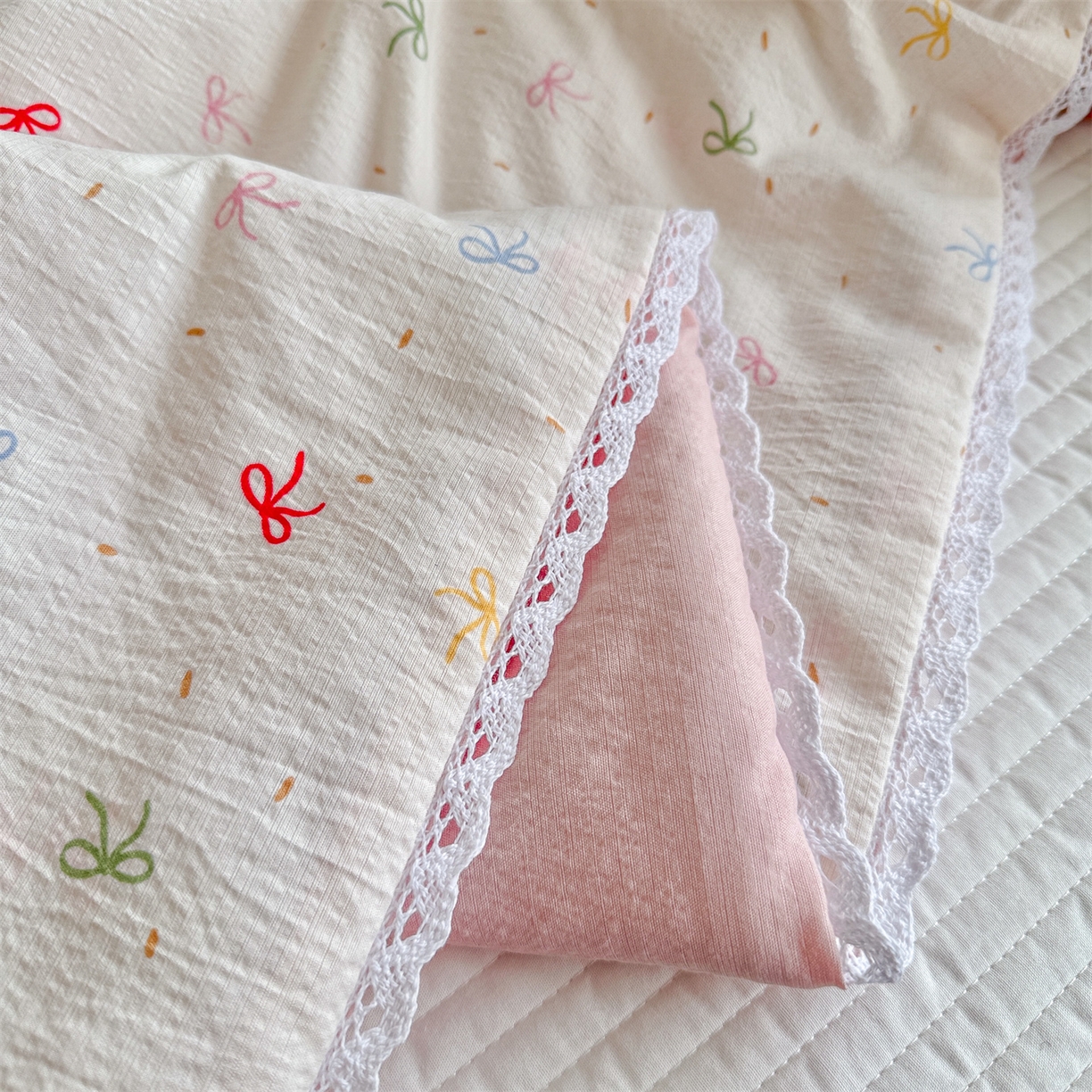 91家纺网 家纺一手货源 找家纺 名兮家居 2026新款亲肤A类皱皱纱夏被夏凉被空调被 彩色蝴蝶结