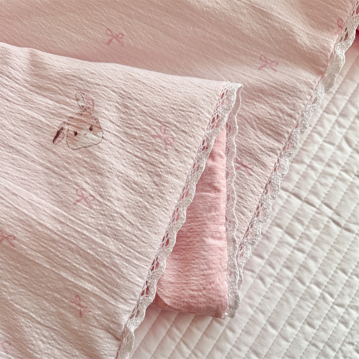 91家纺网 家纺一手货源 找家纺 名兮家居 2026新款亲肤A类皱皱纱夏被夏凉被空调被 粉色小兔
