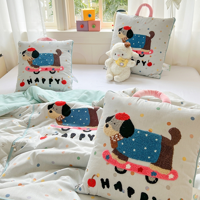 91家纺网 家纺一手货源 找家纺 古本家居 2026新款全棉毛巾绣动物园抱枕被系列 全棉毛巾绣波点滑板狗
