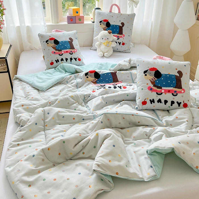 91家纺网 家纺一手货源 找家纺 古本家居 2026新款全棉毛巾绣动物园抱枕被系列 全棉毛巾绣波点滑板狗