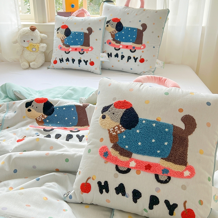 91家纺网 家纺一手货源 找家纺 古本家居 2026新款全棉毛巾绣动物园抱枕被系列 全棉毛巾绣波点滑板狗