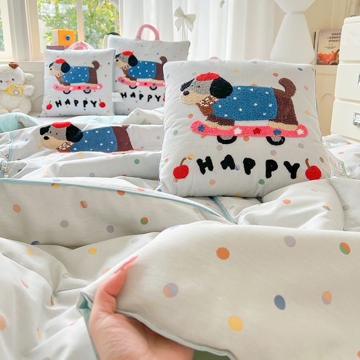 91家纺网 家纺一手货源 找家纺 古本家居 2026新款全棉毛巾绣动物园抱枕被系列 全棉毛巾绣波点滑板狗