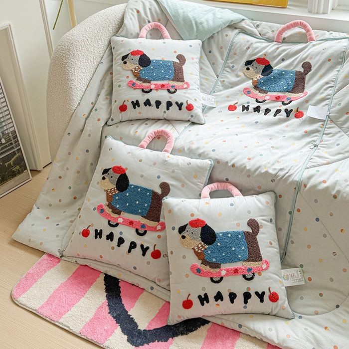 91家纺网 家纺一手货源 找家纺 古本家居 2026新款全棉毛巾绣动物园抱枕被系列 全棉毛巾绣波点滑板狗