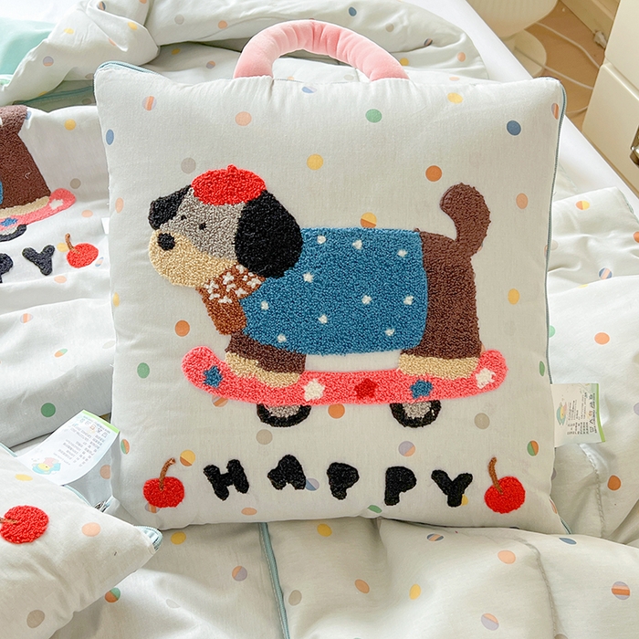91家纺网 家纺一手货源 找家纺 古本家居 2026新款全棉毛巾绣动物园抱枕被系列 全棉毛巾绣波点滑板狗