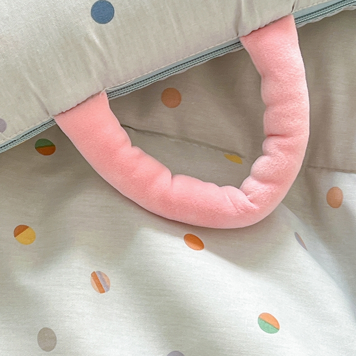 91家纺网 家纺一手货源 找家纺 古本家居 2026新款全棉毛巾绣动物园抱枕被系列 全棉毛巾绣波点滑板狗