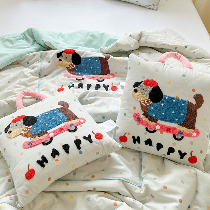 91家纺网 家纺一手货源 找家纺 古本家居 2026新款全棉毛巾绣动物园抱枕被系列 全棉毛巾绣波点滑板狗