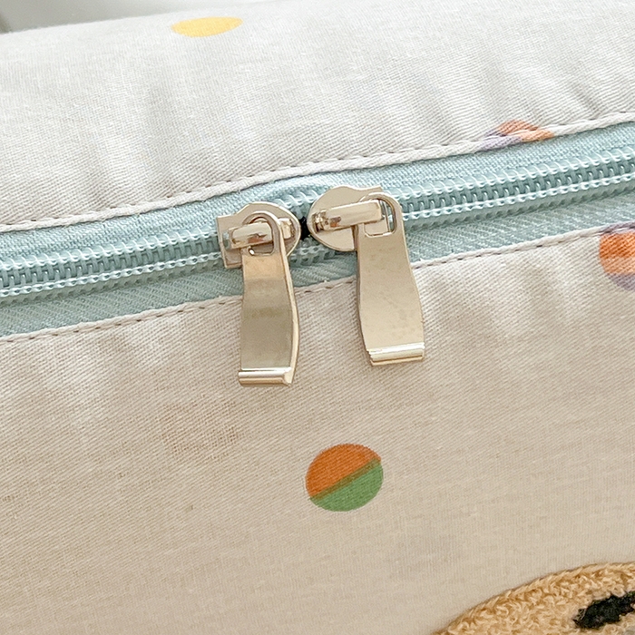 91家纺网 家纺一手货源 找家纺 古本家居 2026新款全棉毛巾绣动物园抱枕被系列 全棉毛巾绣波点滑板狗