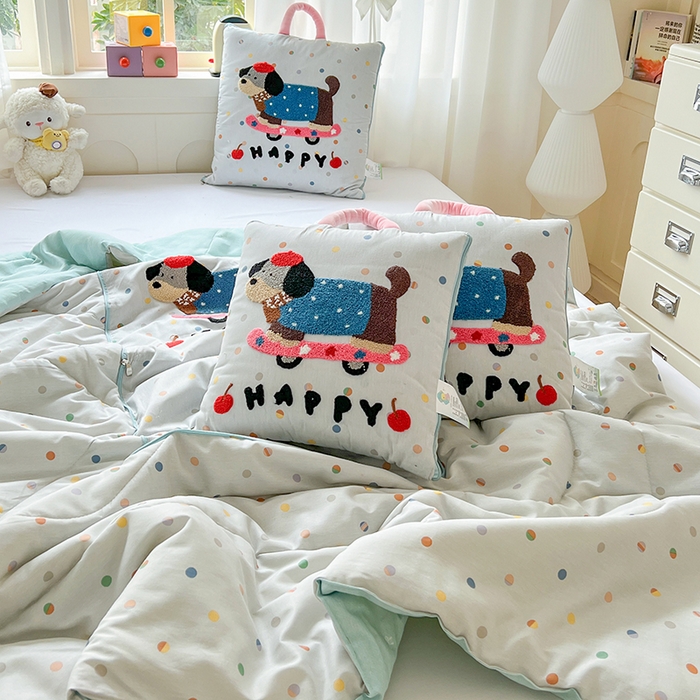 91家纺网 家纺一手货源 找家纺 古本家居 2026新款全棉毛巾绣动物园抱枕被系列 全棉毛巾绣波点滑板狗