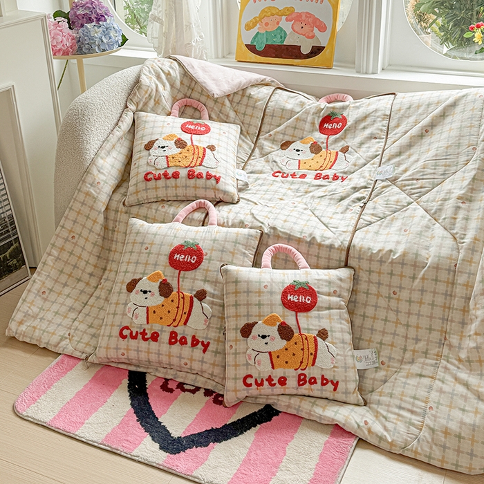 91家纺网 家纺一手货源 找家纺 古本家居 2026新款全棉毛巾绣动物园抱枕被系列 全棉毛巾绣格子番茄狗