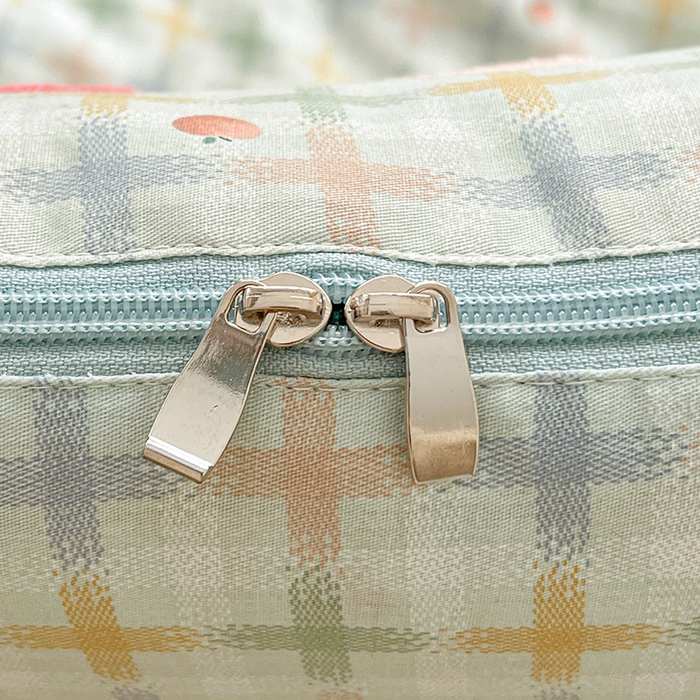 91家纺网 家纺一手货源 找家纺 古本家居 2026新款全棉毛巾绣动物园抱枕被系列 全棉毛巾绣格子蝴蝶兔