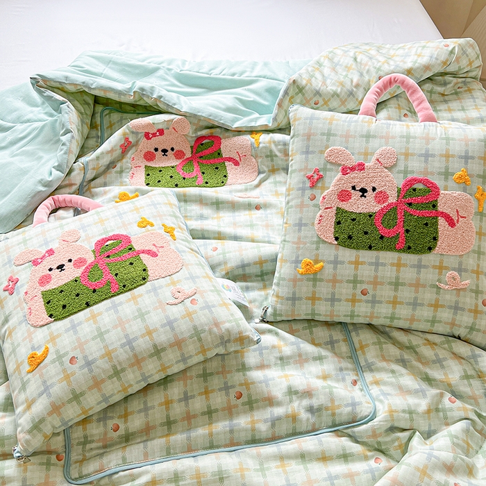 91家纺网 家纺一手货源 找家纺 古本家居 2026新款全棉毛巾绣动物园抱枕被系列 全棉毛巾绣格子蝴蝶兔