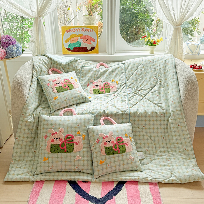 91家纺网 家纺一手货源 找家纺 古本家居 2026新款全棉毛巾绣动物园抱枕被系列 全棉毛巾绣格子蝴蝶兔