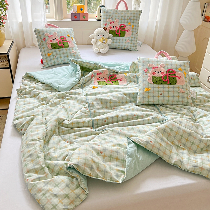 91家纺网 家纺一手货源 找家纺 古本家居 2026新款全棉毛巾绣动物园抱枕被系列 全棉毛巾绣格子蝴蝶兔