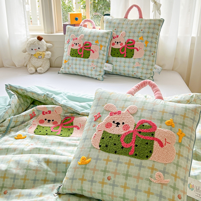 91家纺网 家纺一手货源 找家纺 古本家居 2026新款全棉毛巾绣动物园抱枕被系列 全棉毛巾绣格子蝴蝶兔