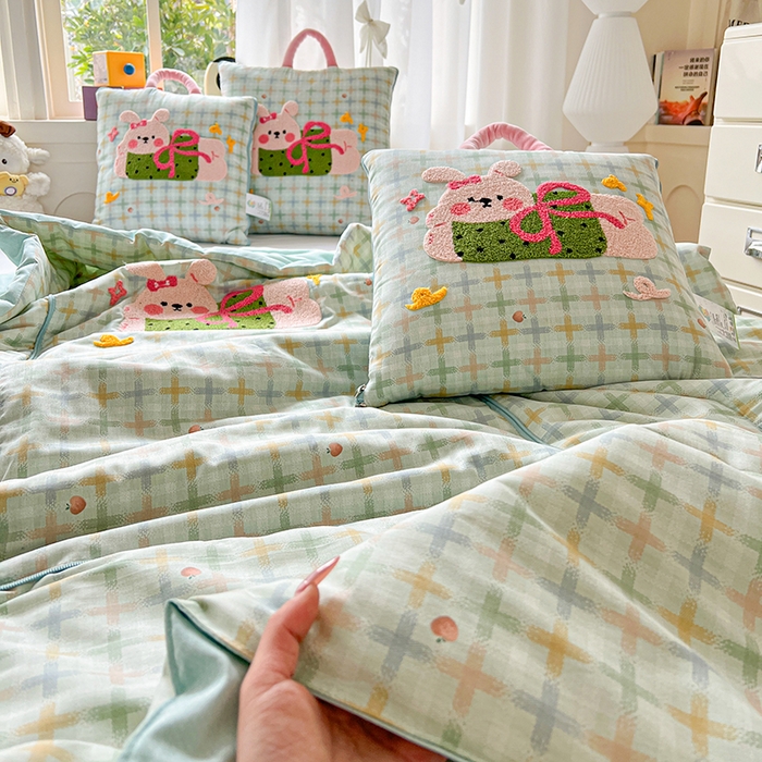 91家纺网 家纺一手货源 找家纺 古本家居 2026新款全棉毛巾绣动物园抱枕被系列 全棉毛巾绣格子蝴蝶兔