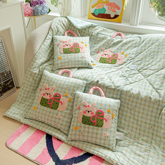 91家纺网 家纺一手货源 找家纺 古本家居 2026新款全棉毛巾绣动物园抱枕被系列 全棉毛巾绣格子蝴蝶兔