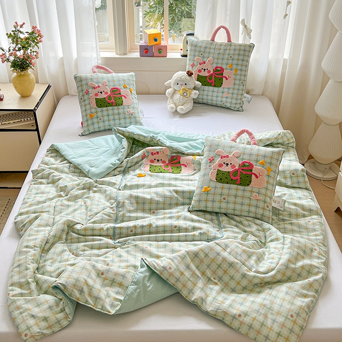 91家纺网 家纺一手货源 找家纺 古本家居 2026新款全棉毛巾绣动物园抱枕被系列 全棉毛巾绣格子蝴蝶兔