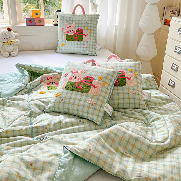 91家纺网 家纺一手货源 找家纺 古本家居 2026新款全棉毛巾绣动物园抱枕被系列 全棉毛巾绣格子蝴蝶兔