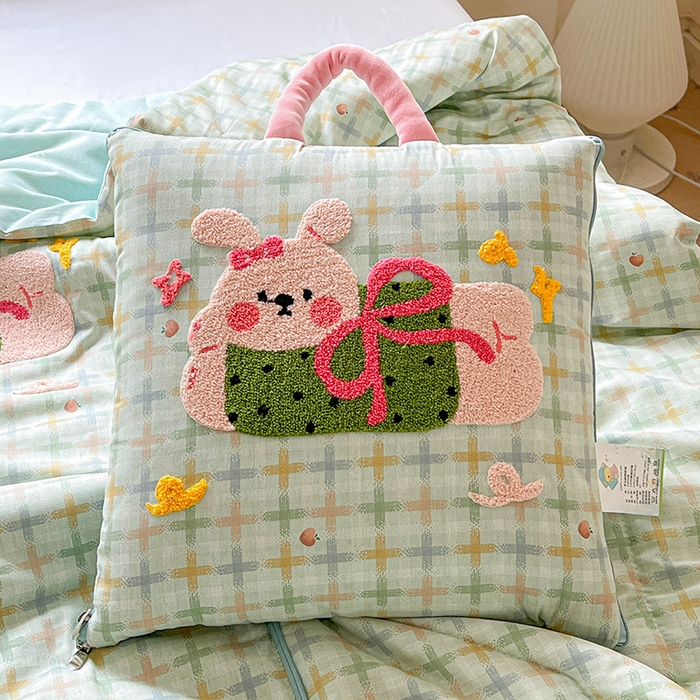 91家纺网 家纺一手货源 找家纺 古本家居 2026新款全棉毛巾绣动物园抱枕被系列 全棉毛巾绣格子蝴蝶兔
