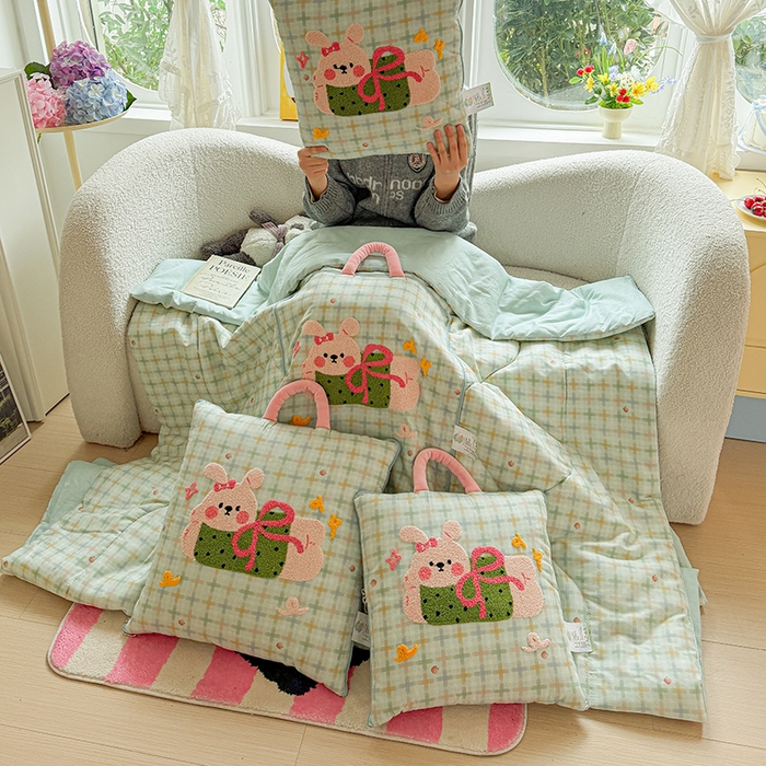 91家纺网 家纺一手货源 找家纺 古本家居 2026新款全棉毛巾绣动物园抱枕被系列 全棉毛巾绣格子蝴蝶兔